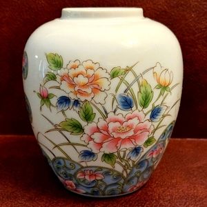 Vintage Laudel Small Porcelain Vase with Exotic Floral and has Laudel Backstamp